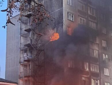 Росіяни влучили в багатоповерховий будинок у Чернігові