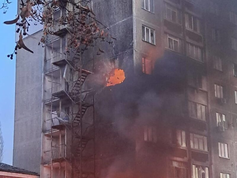 Росіяни влучили в багатоповерховий будинок у Чернігові