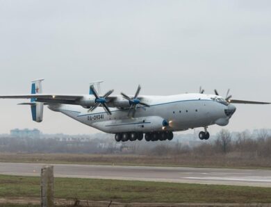 Розвалився в повітрі. Падіння літака в Росії