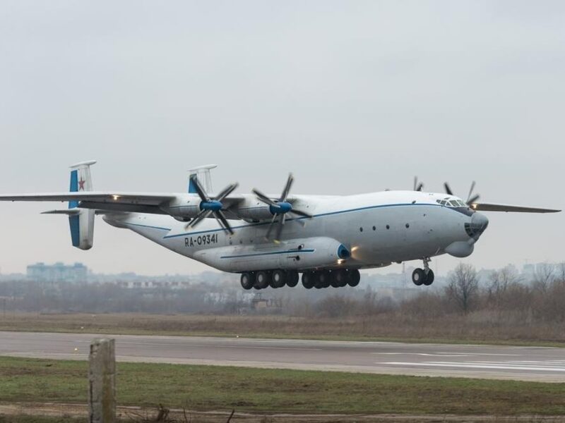 Розвалився в повітрі. Падіння літака в Росії