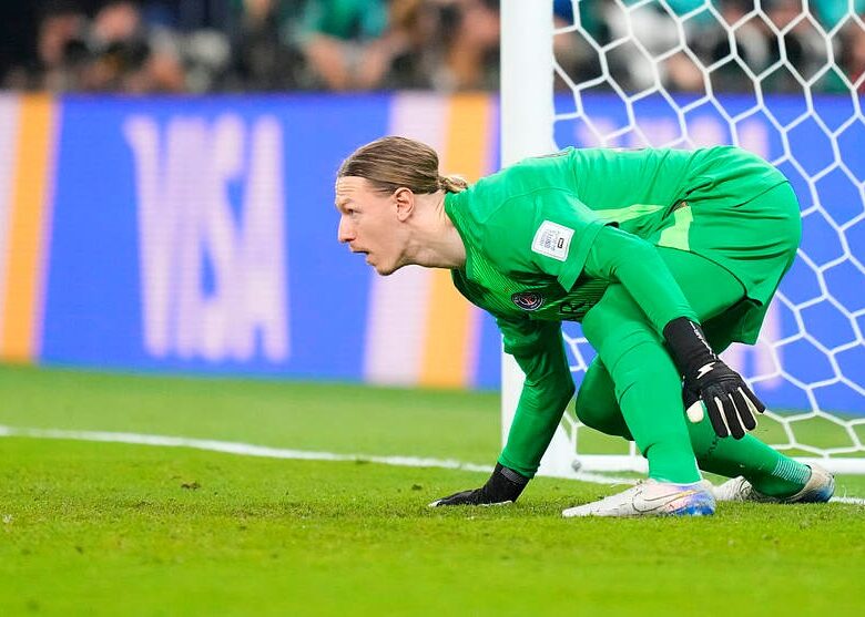 Сафонов, граючи за ПСЖ, на пенальті зламав собі руку