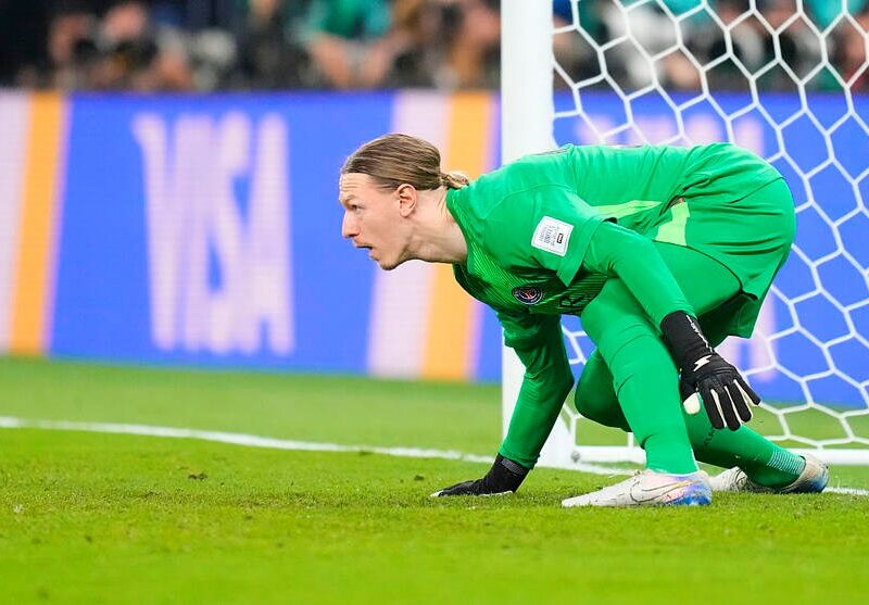 Сафонов, граючи за ПСЖ, на пенальті зламав собі руку