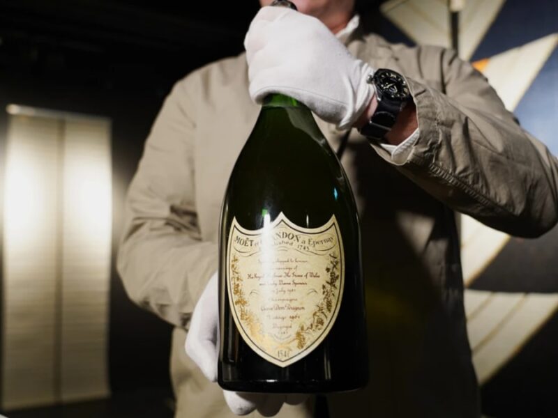 Шампанське з весілля Чарльза і леді Ді не вдалося продати на аукціоні