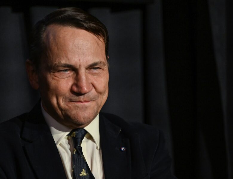 Сікорський “нагородив” Орбана орденом Леніна