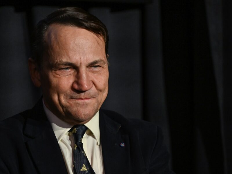 Сікорський “нагородив” Орбана орденом Леніна