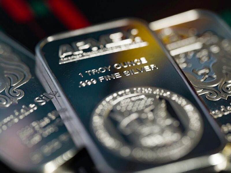 Срібло оновило історичний максимум у $75