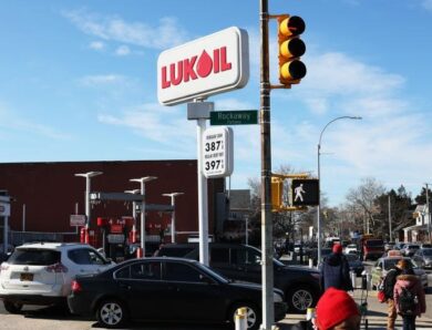 США призупинили деякі санкції проти Лукойлу