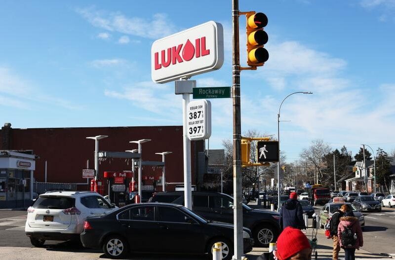 США призупинили деякі санкції проти Лукойлу