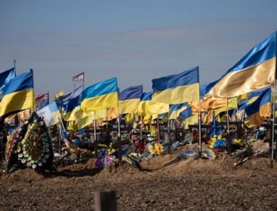 У Харкові чоловік отримав вирок за крадіжку прапора з могили військового