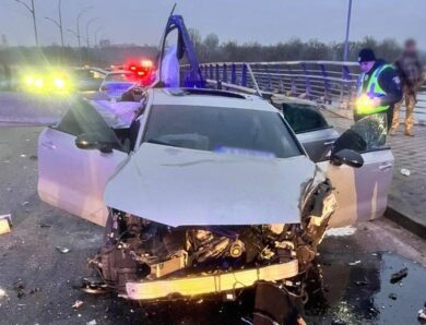 У Києві через ДТП перекрили рух біля мосту Метро