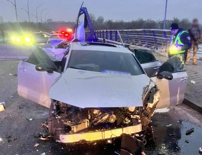 У Києві через ДТП перекрили рух біля мосту Метро