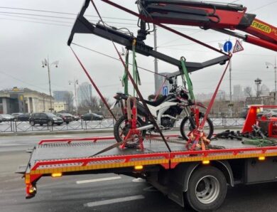 У Києві вперше евакуювали мотоцикл за порушення ПДР