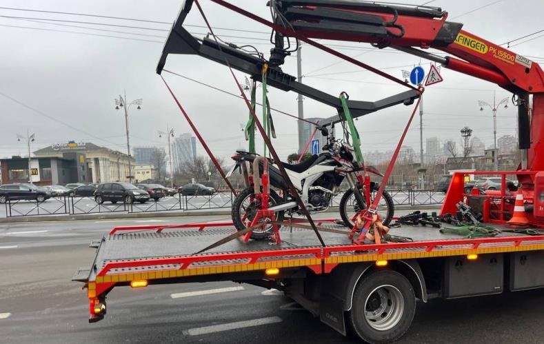 У Києві вперше евакуювали мотоцикл за порушення ПДР