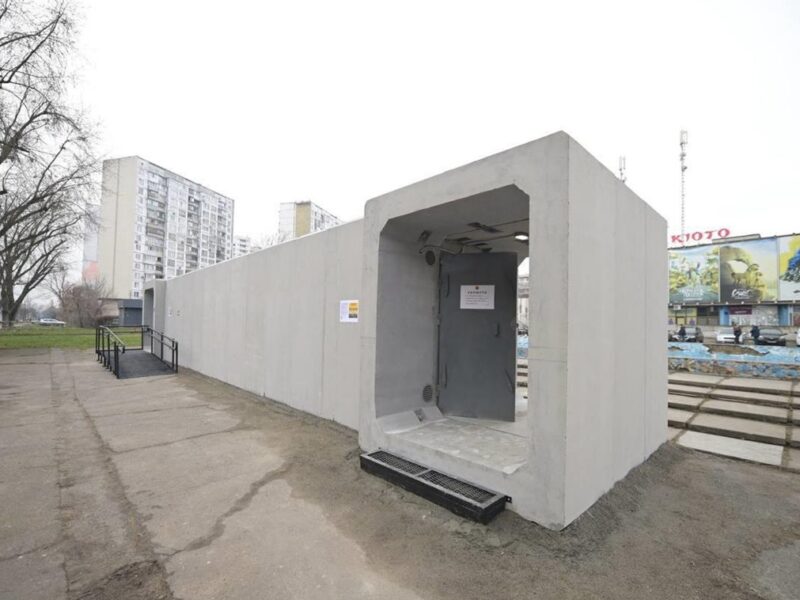 У Києві встановили перше мобільне укриття