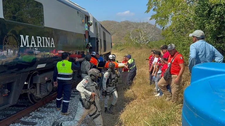 У Мексиці потяг зійшов із рейок: щонайменше 13 загиблих