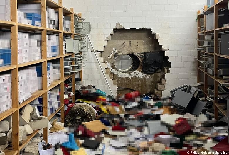 У Німеччині злочинці пробили дірку в стіні банку і викрали 30 млн євро