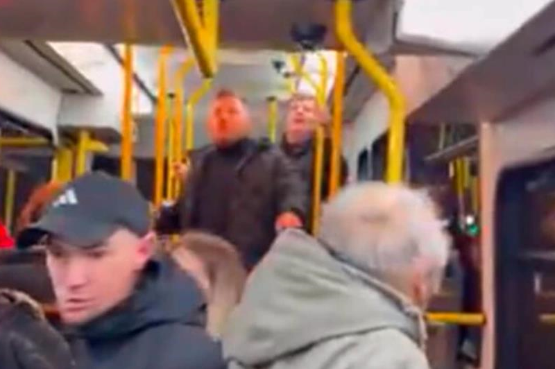 У Польщі двоє чоловіків побили українця у трамваї