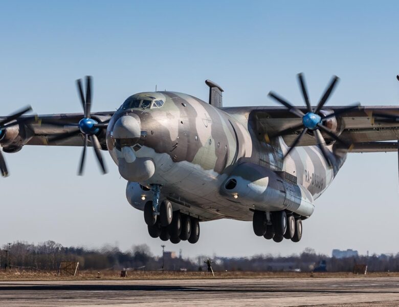 У Росії літак Ан-22 впав у водосховище