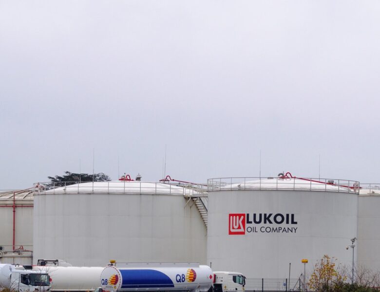 Угорська компанія планує купити активи російського Лукойлу – ЗМІ
