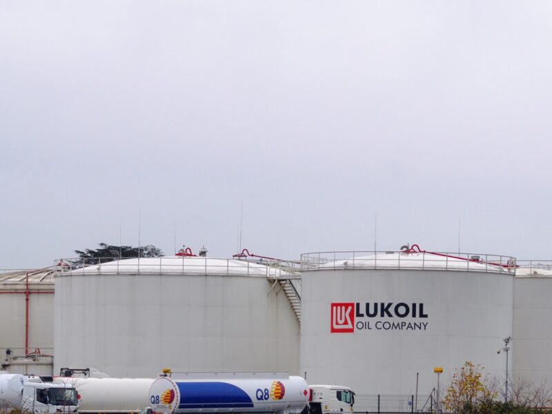 Угорська компанія планує купити активи російського Лукойлу – ЗМІ