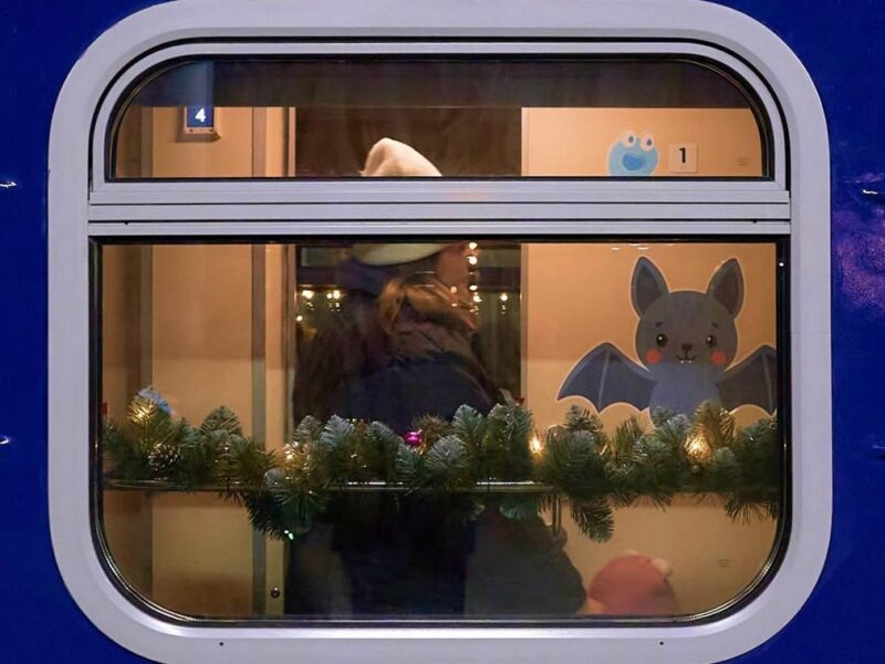 Укрзалізниця призначила 16 додаткових поїздів на свята