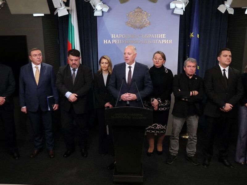 Уряд Болгарії на тлі масових протестів подав у відставку