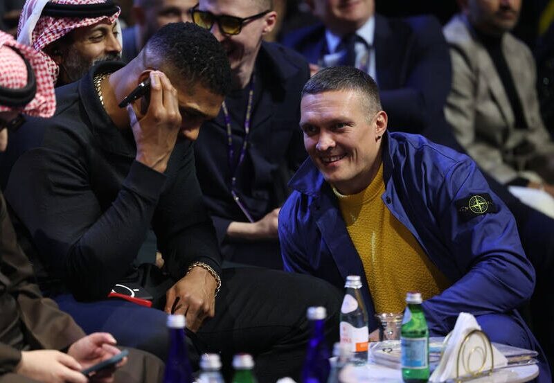 Усик подарував Джошуа вишиванку під час зустрічі