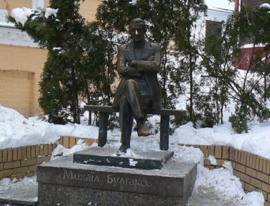В Києві демонтують пам’ятники Булгакову й Ахматовій
