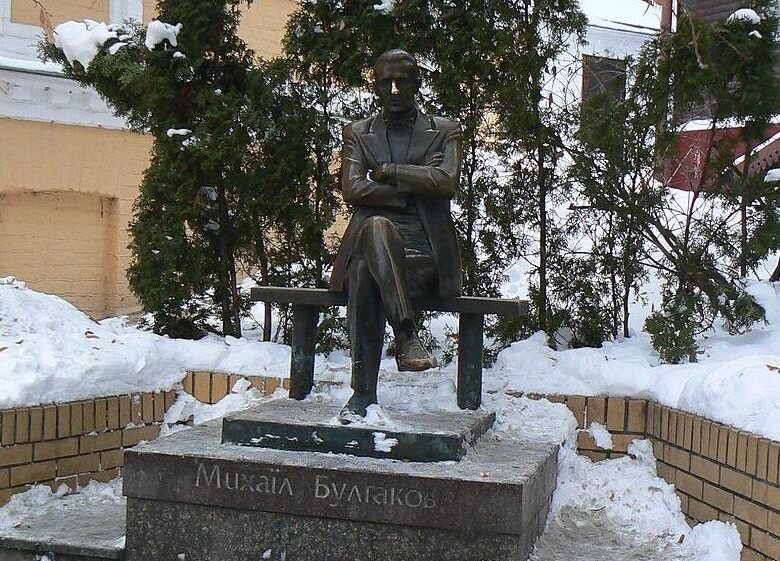 В Києві демонтують пам’ятники Булгакову й Ахматовій