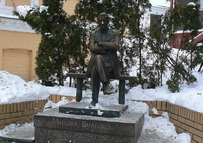 В Києві демонтують пам’ятники Булгакову й Ахматовій