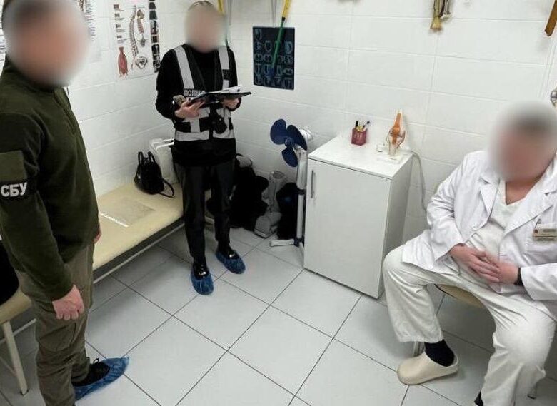 В Києві лікар змусив військового заплатити ₴30 тисяч за безплатний фіксатор