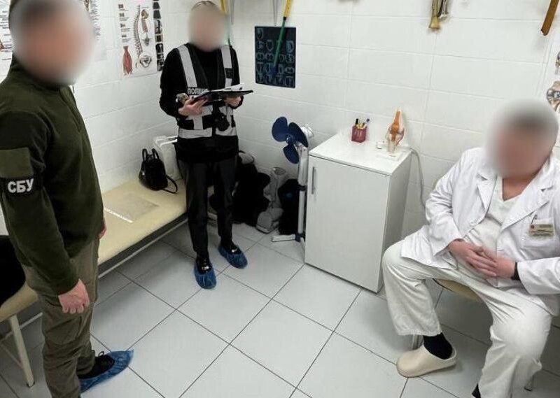 В Києві лікар змусив військового заплатити ₴30 тисяч за безплатний фіксатор