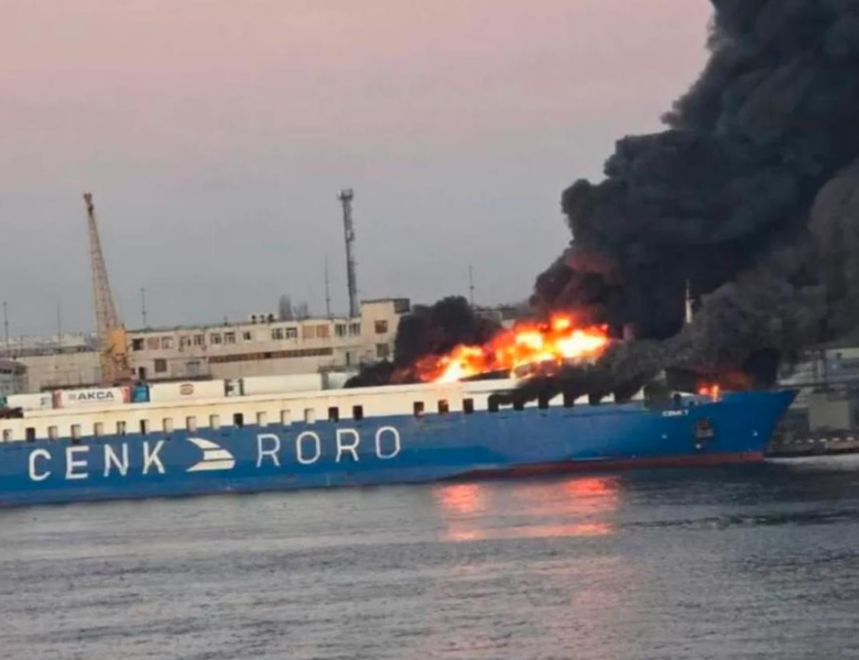 В Одесі після вибухів спалахнуло судно