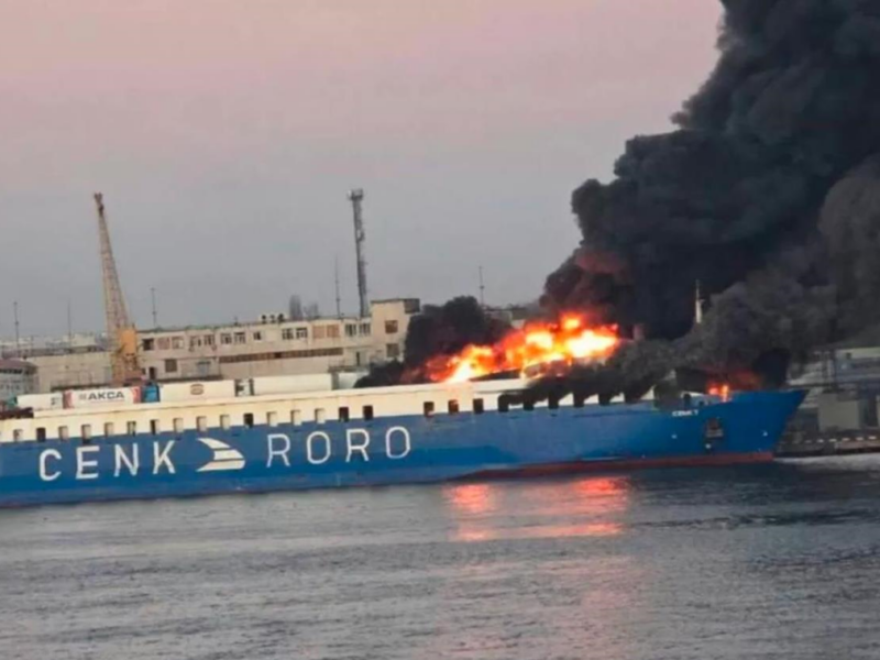 В Одесі після вибухів спалахнуло судно