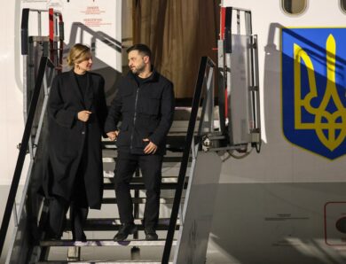 В ОП прокоментували переслідування дронами літака Зеленського