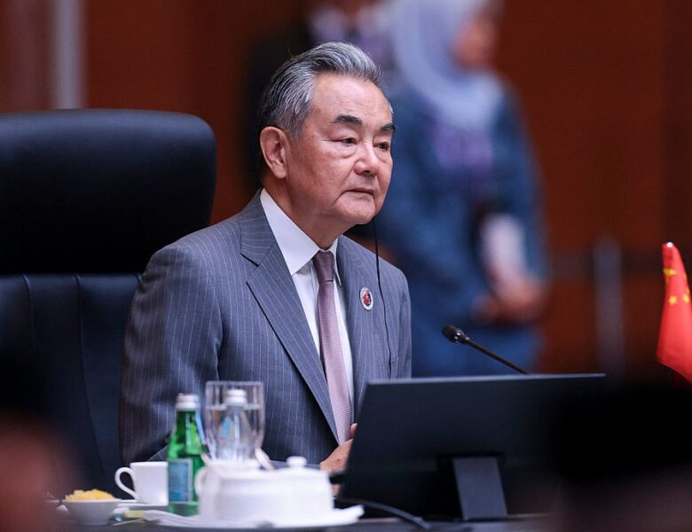 В РФ перед зустріччю Віткоффа і Путіна приїхав глава МЗС Китаю