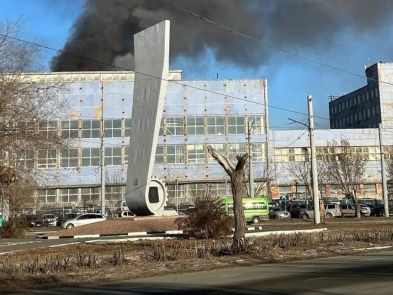 В російському Орську пожежа на оборонному заводі