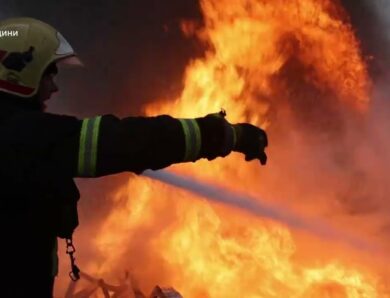 Сумщина: рятувальники під загрозою повторних ударів ліквідували пожежу, спричинену російською атакою