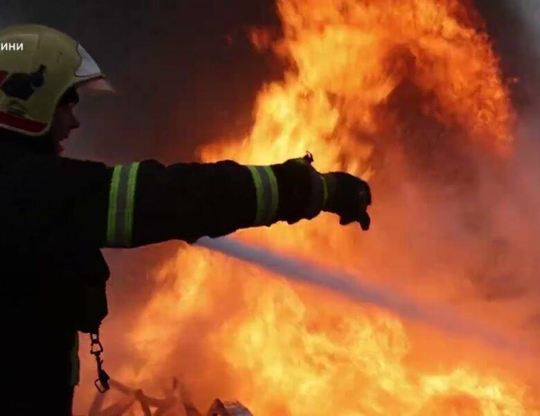 Сумщина: рятувальники під загрозою повторних ударів ліквідували пожежу, спричинену російською атакою