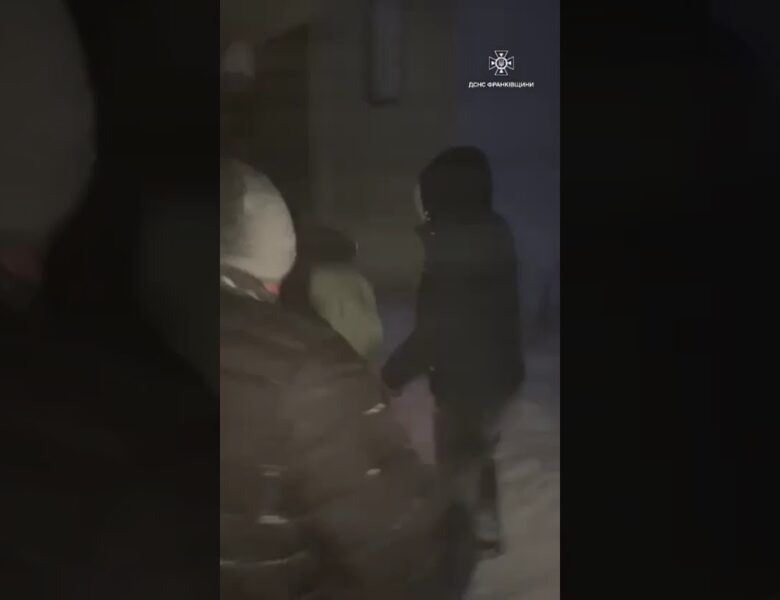 Франківщина: рятувальники визволяють авто зі снігових пасток. Допомогли 32 людям, з них 7 — діти.