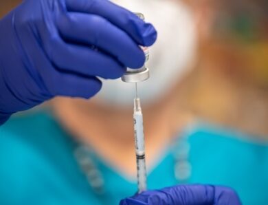 Захищає дітей від п&rsquo;яти інфекцій: в Україну надійшло 70 тисяч доз вакцини