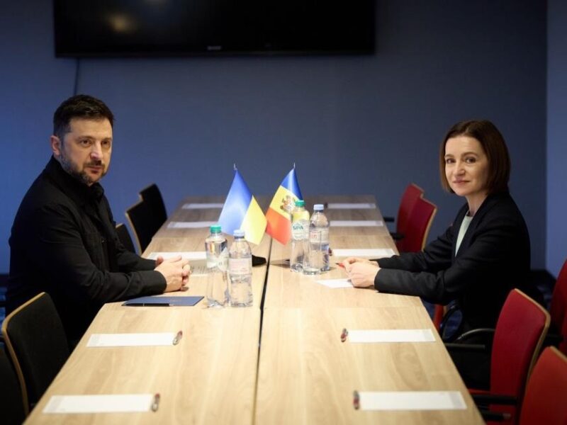 Зеленський і Санду провели переговори у Гаазі