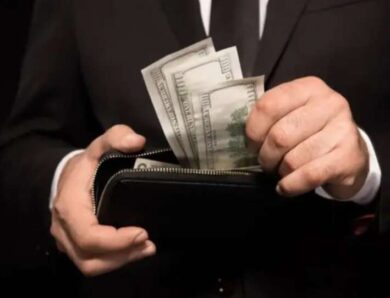 120 тисяч доларів готівкою та дружина з паспортом РФ статки директора оборонного ДП Монтажник-Україна Олександра Дмитрука