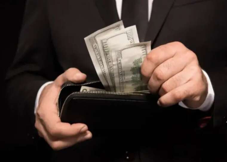 120 тисяч доларів готівкою та дружина з паспортом РФ статки директора оборонного ДП Монтажник-Україна Олександра Дмитрука