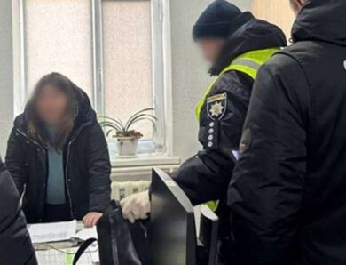 5 тисяч доларів за вплив на Вінниччині посадовиця ТЦК вимагала гроші у матері загиблого захисника