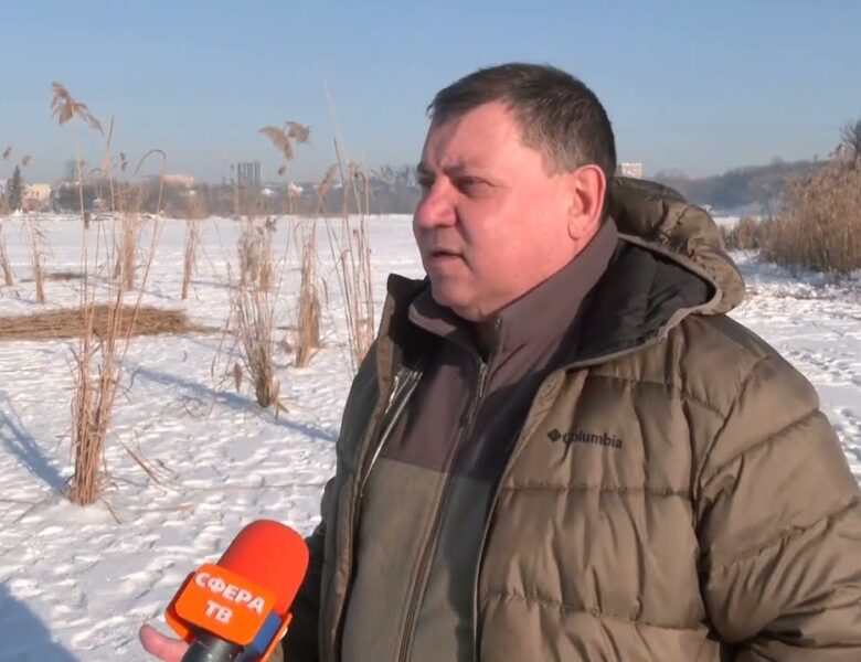 Рятуємо рибу від задухи: рибоохоронці облаштовують лунки на Басовому Куті в Рівному