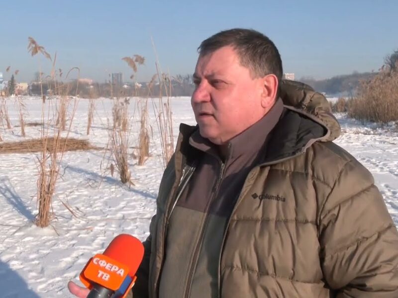 Рятуємо рибу від задухи: рибоохоронці облаштовують лунки на Басовому Куті в Рівному