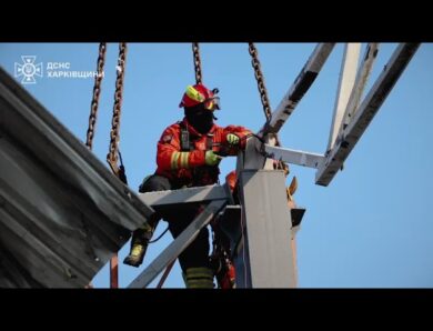 Кадри ліквідації наслідків комбінованого удару по поштовому терміналу