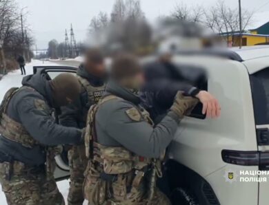 Вимагав 150 000 доларів з родини військового – на Хмельниччині поліція затримала зловмисника