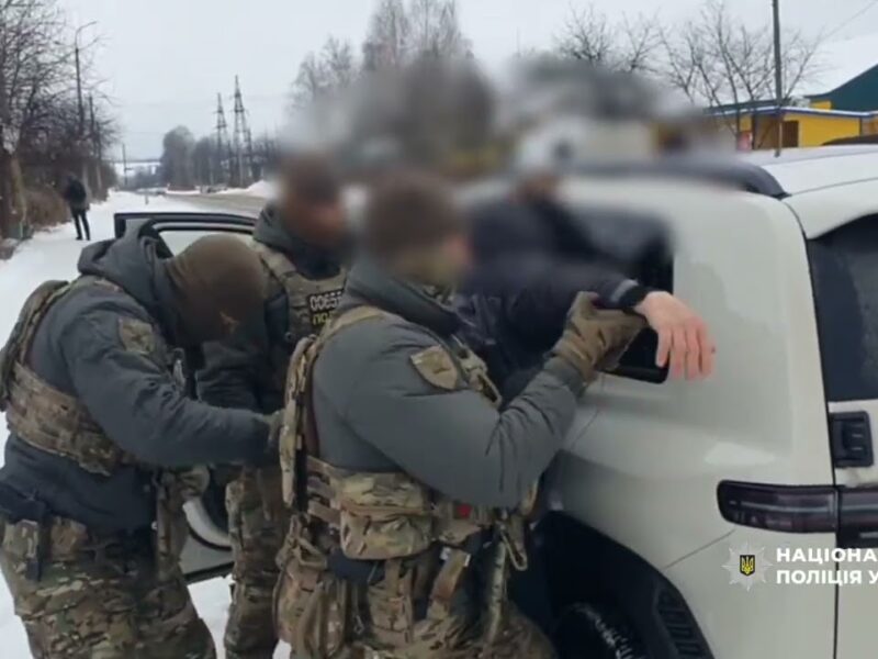 Вимагав 150 000 доларів з родини військового – на Хмельниччині поліція затримала зловмисника